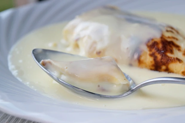 Topfenpalatschinken mit Vanillesauce
