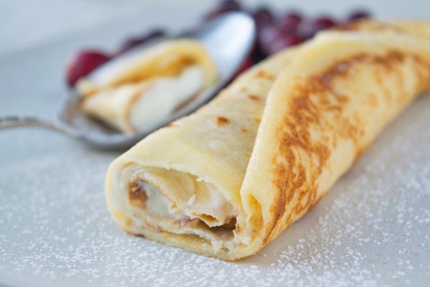 Topfenpalatschinken mit Früchten