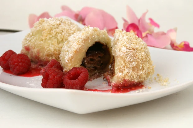 Topfenkn&ouml;del mit Nougatf&uuml;lle