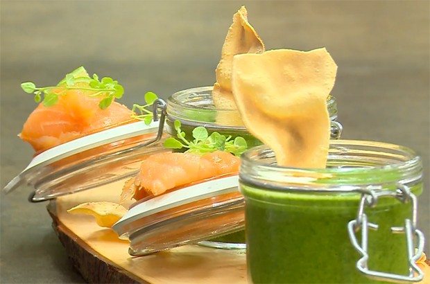 Spinat-Curry-Suppe mit Papadam & Rauchlachs