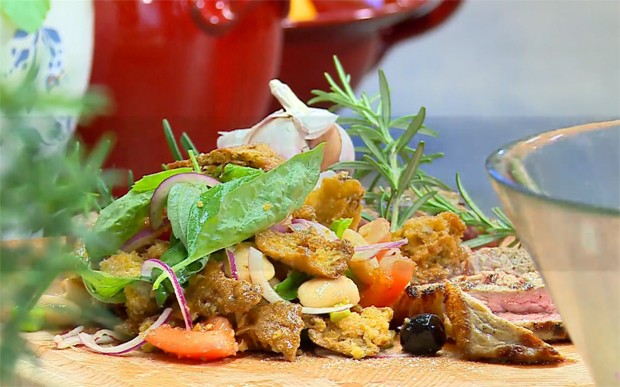 Tomaten-Brot-Salat und gegrillte Steakstreifen