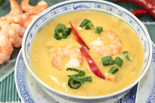 Currysuppe mit Garnelen