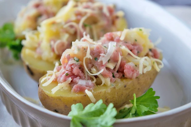 Ofenkartoffeln gef&uuml;llt mit Faschiertem