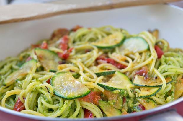 Spaghetti mit Pesto und Gemüse