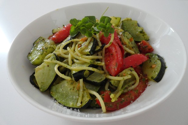 Spaghetti mit Pesto und Gemüse