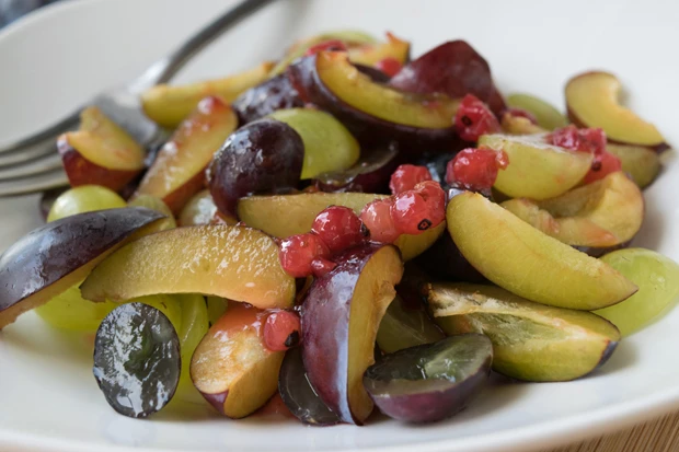 Zwetschken-Trauben-Salat
