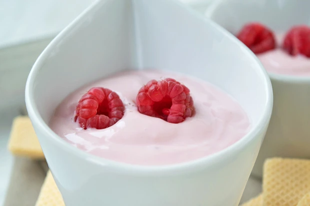 Topfencreme mit Himbeeren