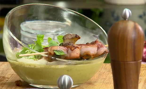 Zimt-Lauch-Suppe mit Majoran und Blutwurst