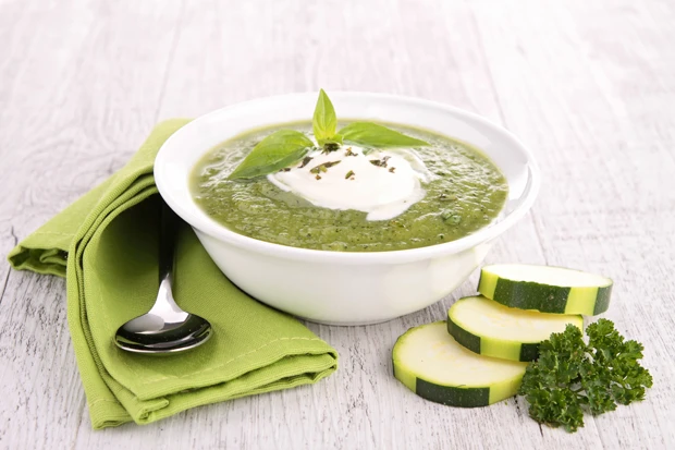 Zucchinicremesuppe mit Sauerrahm