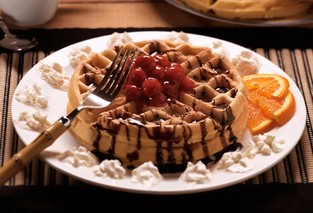 Waffeln mit hei&szlig;en Kirschen