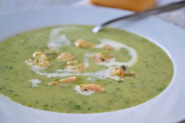 Zucchinicremesuppe mit Lachs
