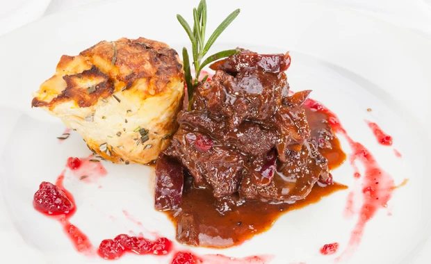 Hirschgulasch mit Preiselbeeren