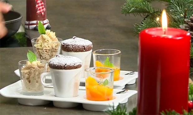 Schokoladen-Tassenkuchen mit Punsch-Orangen