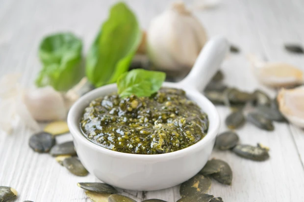 K&uuml;rbiskernpesto mit Basilikum