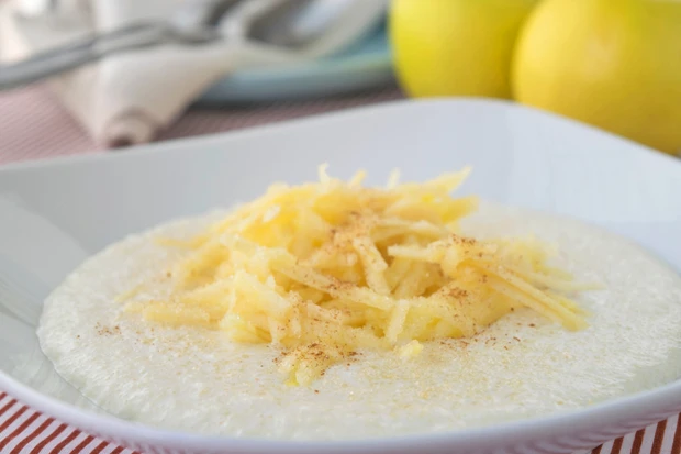 Grie&szlig;koch mit Apfel