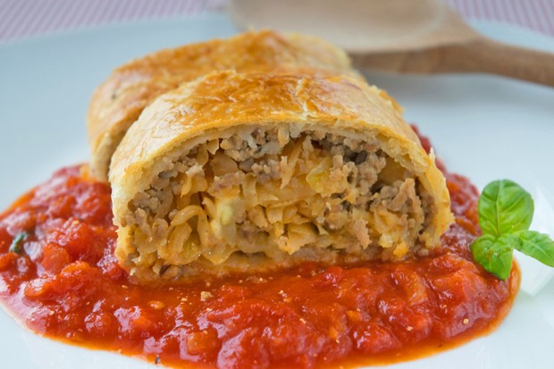 Faschierter Strudel in Blätterteig - Rezept