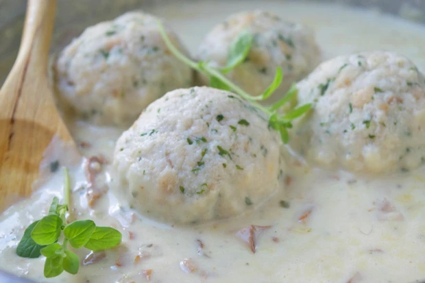Eierschwammerlsauce mit Knödel