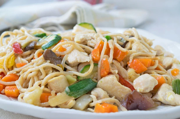 Bami Goreng mit Hühnerfleisch
