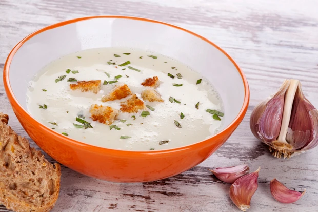 Knoblauchrahmsuppe mit Croutons
