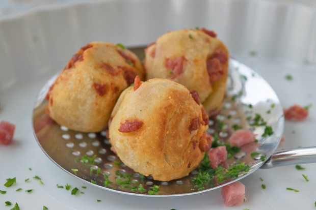 Gebackene Speckknödel