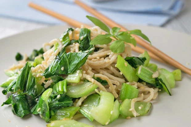 Gebratene Nudeln mit Pak-Choi