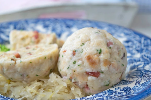 Speckkn&ouml;del mit Sauerkraut