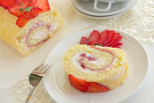 Biskuitrolle mit Erdbeeren