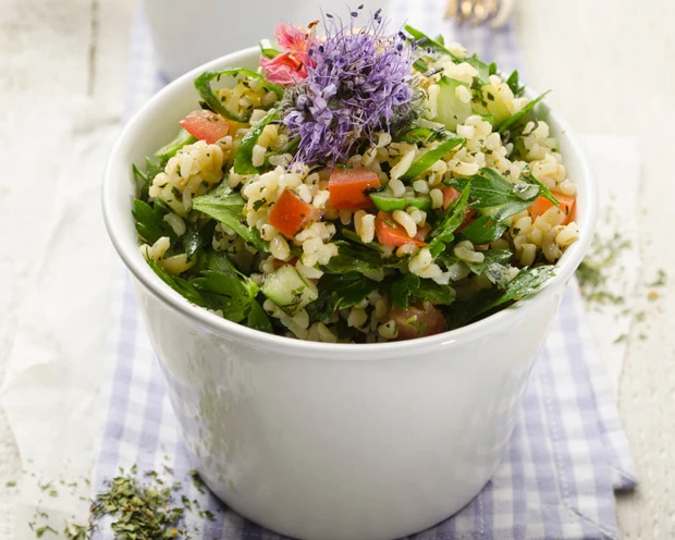 Bulgursalat mit Bl&uuml;ten
