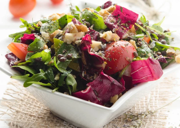 Bunter Salat mit gerösteten Walnüssen und Belugalinsen