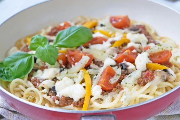 Spaghetti Pizza mit Bolognese