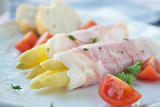 Schinkenrollen mit Spargel