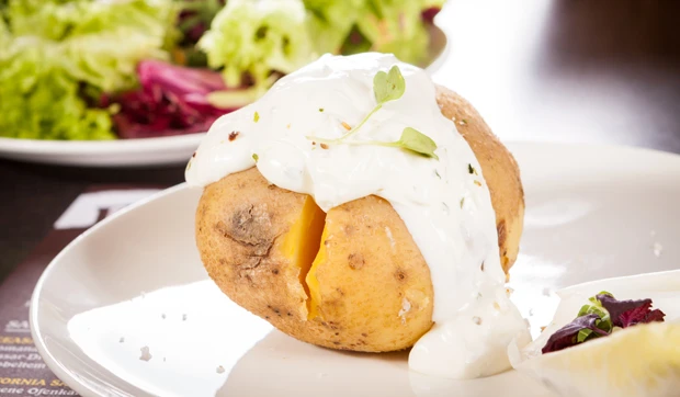 Gebackene Kartoffel mit Sour Cream