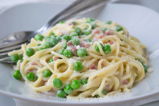 Nudeln mit Erbsen-Speck-Sauce