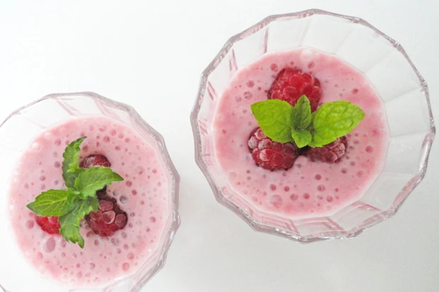Beeriger Milch-Shake mit Minze