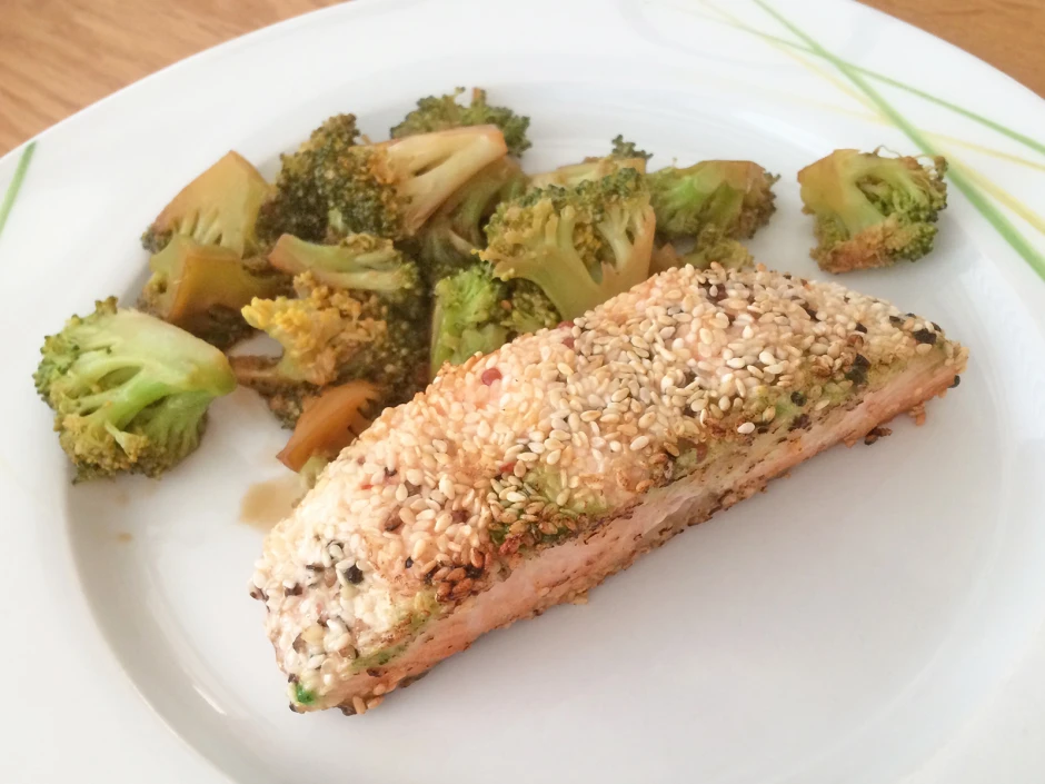 Sesamlachs mit asiatischem Brokkoli
