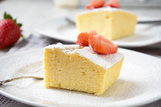 Mineralwasserkuchen mit Sauerrahm