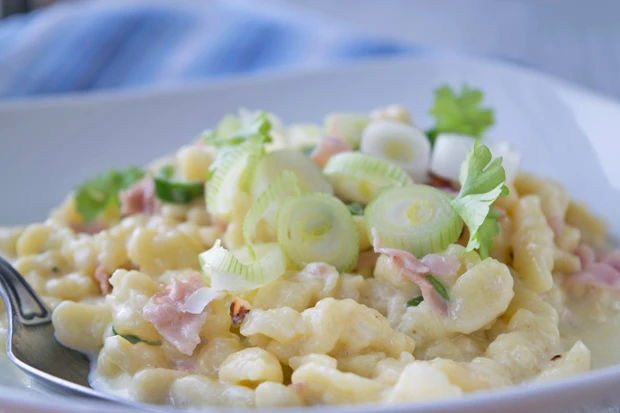 Sp&auml;tzle mit Schinken und Rahm