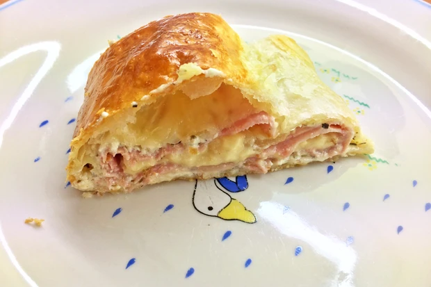 Bl&auml;tterteigstrudel mit Schinken und K&auml;se