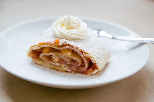 Blätterteigstrudel mit Apfel