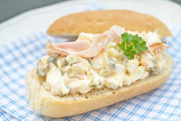 Eiersalat mit Schinken