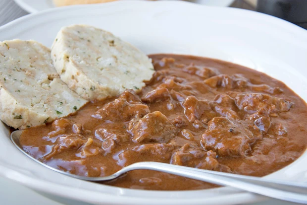 Saftgulasch mit Serviettenkn&ouml;del