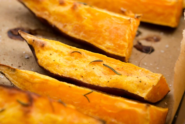 S&uuml;&szlig;kartoffeln vom Blech