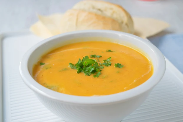 Cremige Süßkartoffelsuppe mit Chili