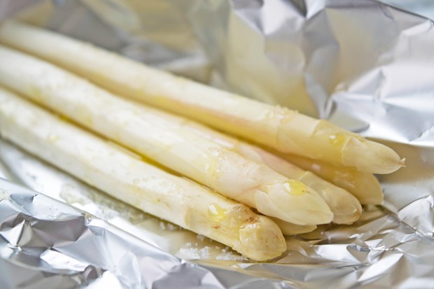 Spargel in Alufolie gebraten