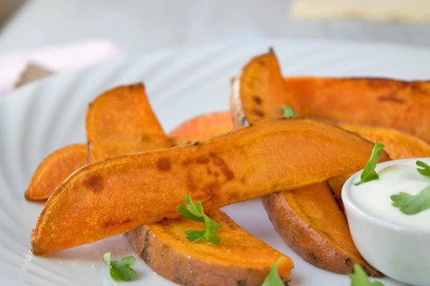 Süßkartoffel-Wedges mit Dip