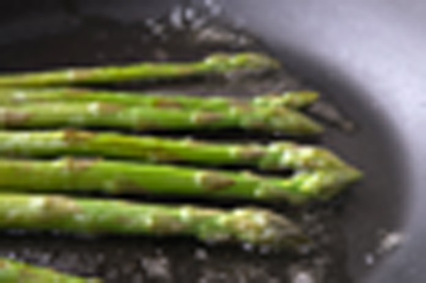 Grüner gebratener Spargel