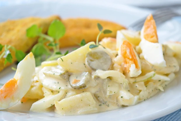 Kartoffelsalat mit Ei und Gurke