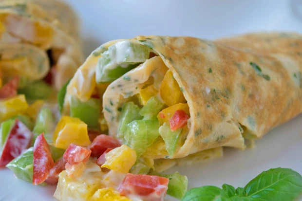 Omelettrolle mit Frischkäse und Salat