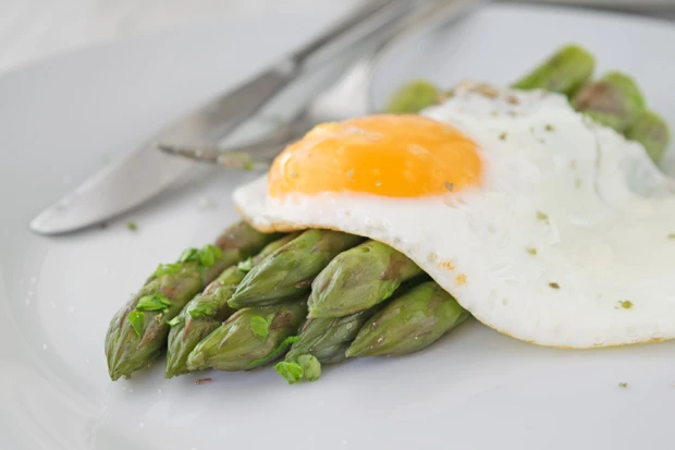 Spiegelei auf Spargel