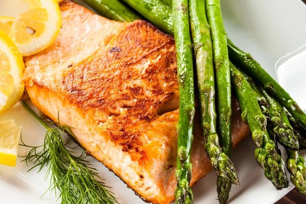 Lachs auf Spargel